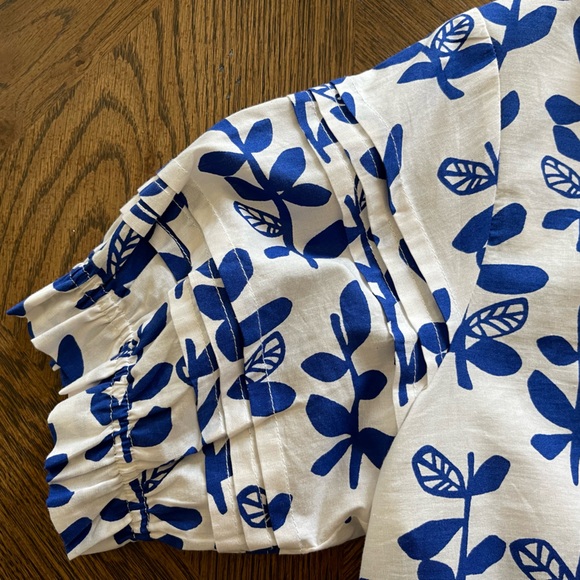 Blue and white mod floral ruffle neck top - Picture 4 of 12